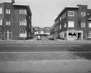 856763 Gezicht in de Petrus Dathenusstraat te Utrecht, met links het hoekpand Amsterdamsestraatweg 511 en rechts ...